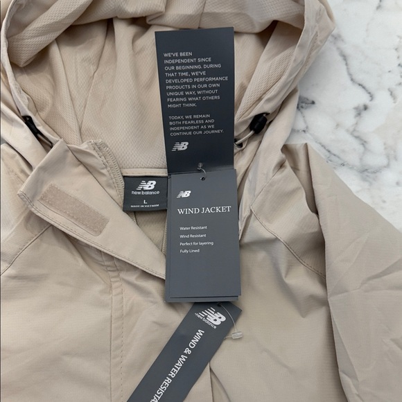 NWT New Balance Beige Cropped Hooded Windbreaker Jacket - L - Picture 2 of 8
